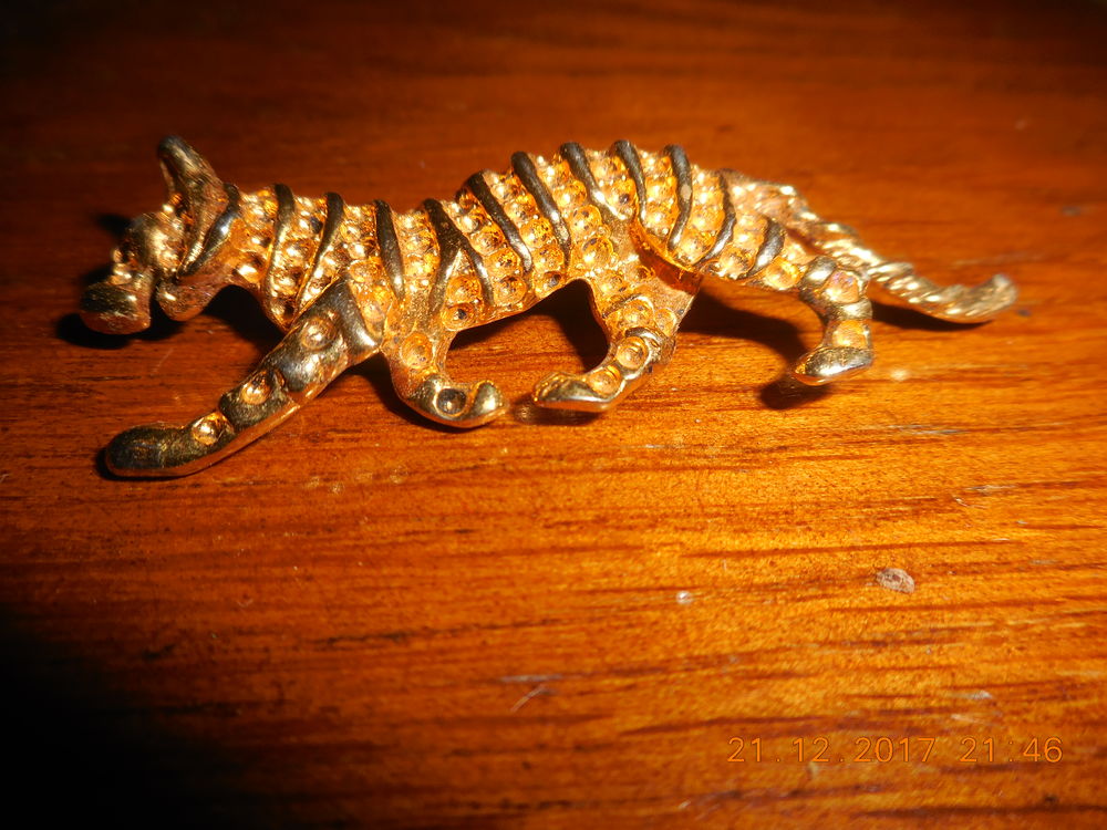 broche repr&eacute;sentant un tigre Bijoux et montres