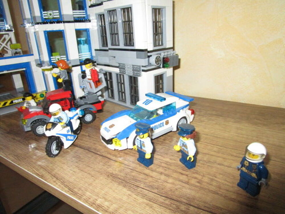 LOT 2CPCP
GROS LOT LEGO"CASERNE POMPIER+POLICE" Jeux / jouets