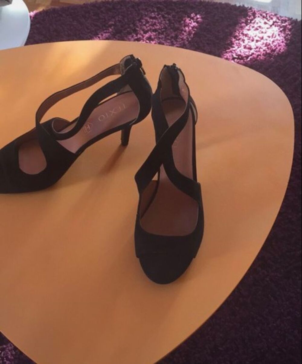 Chaussures &agrave; talons ouvertes noires Chaussures