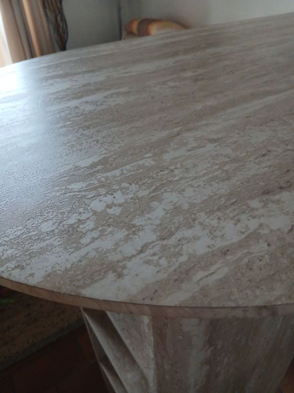 Tr&egrave;s belle table effet travertin. Cuisine