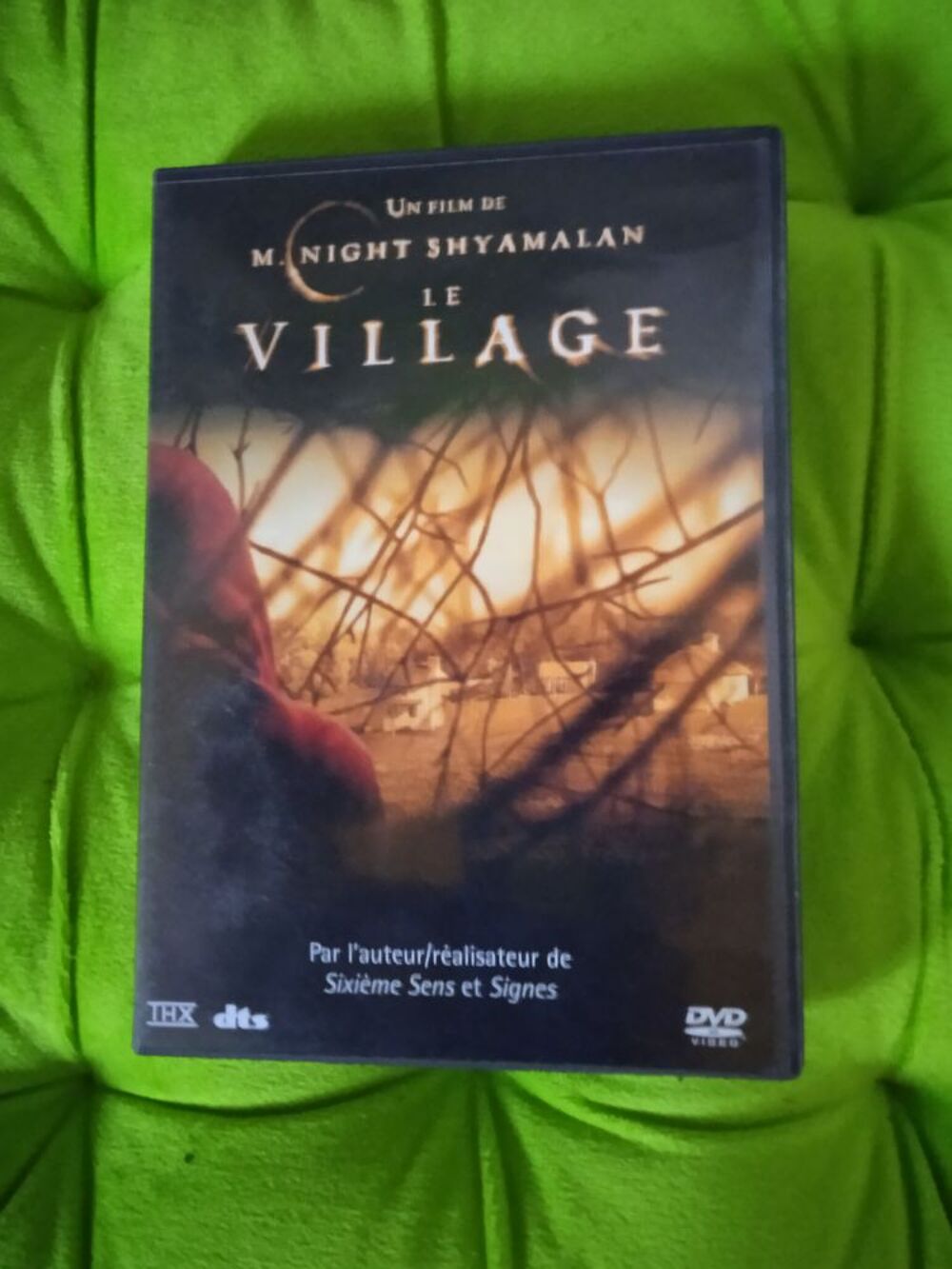 DVD Le Village
2005
Excellent &eacute;tat
En Fran&ccedil;ais
Multi lang DVD et blu-ray