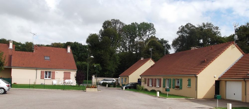 Location Maison Maison de Type 5 avec Jardin et Garage - CHATEAUVILLAIN Chteauvillain
