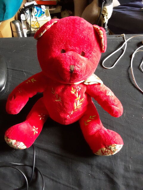 doudou ours nocib rouge et blanc  15 Villeurbanne (69)