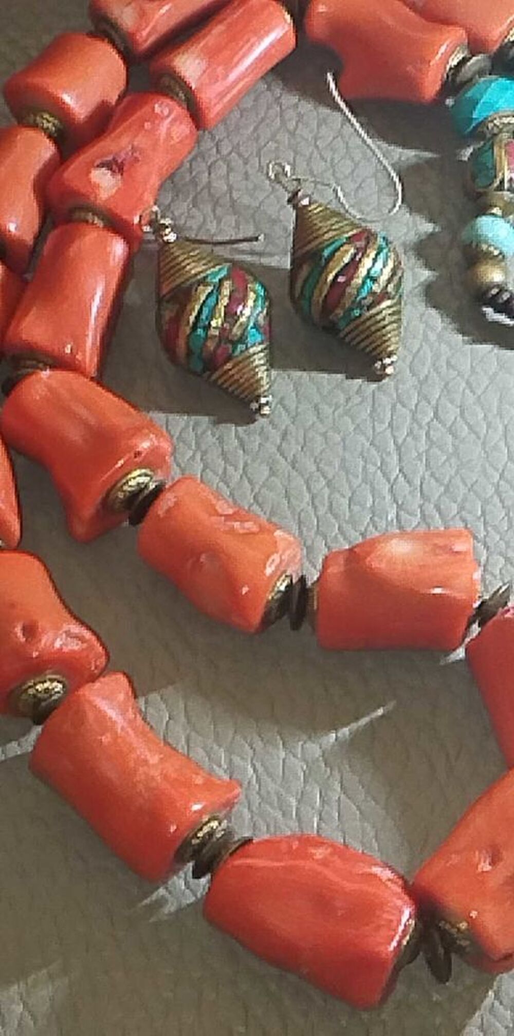 Prestigieux ensemble collier, bracelet, boucles d'oreilles tib&eacute;tain en Corail Bambou naturel Bijoux et montres