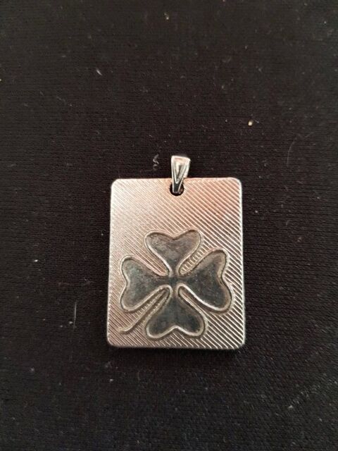 Pendentif tr�fle 4 feuilles argent� tr�s bon etat 2.5 cm 4 e 4 Viriat (01)