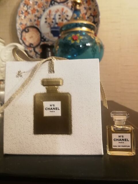 Miniature de parfum Chanel N°5;Noël 2020
14 Digne-les-Bains (04)
