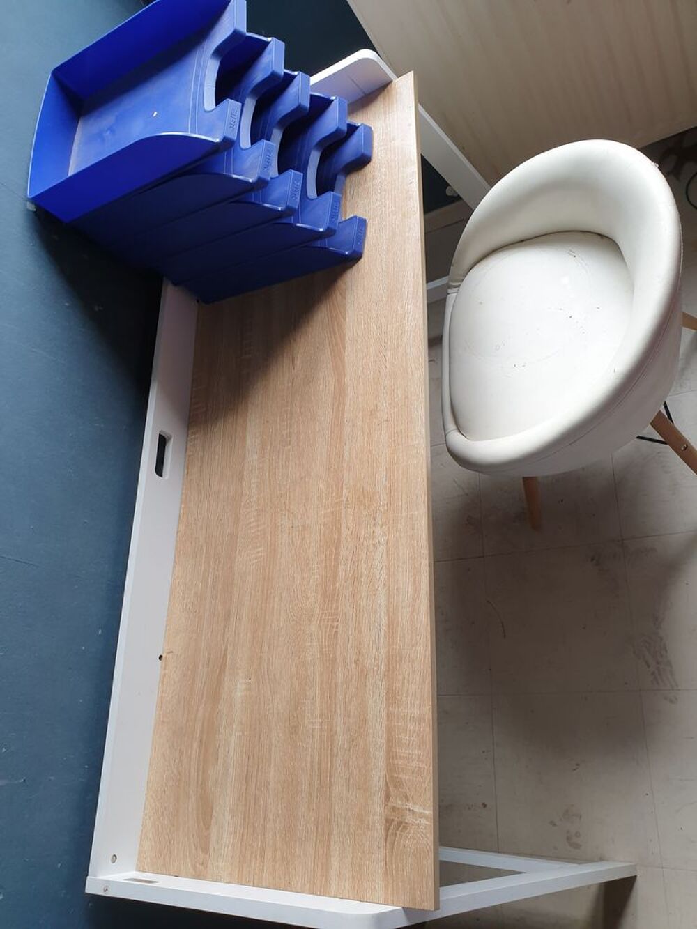 Bureau de travail avec chaise et casiers Meubles