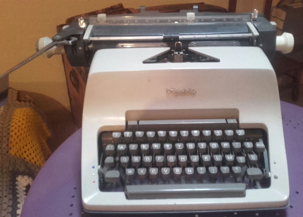 Machine à écrire Olympia vintage  Machine à écrire, Machines à écrire  vintage, Vieille machine à écrire