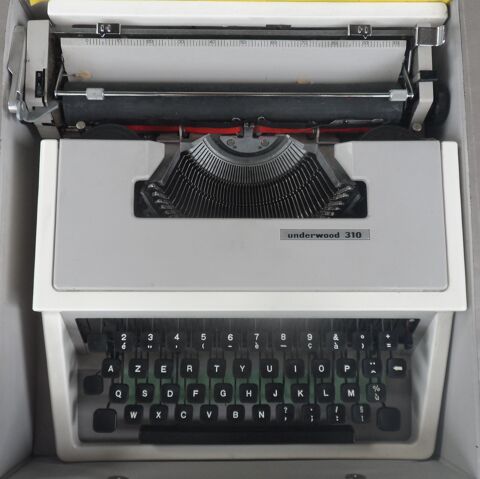 MACHINE A CRIRE PORTATIVE UNDERWOOD 310 DES ANNES 1970 40 Castries (34)