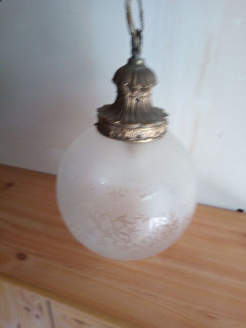 Joli plafonnier avec grosse boule verre 15 Barby (73)