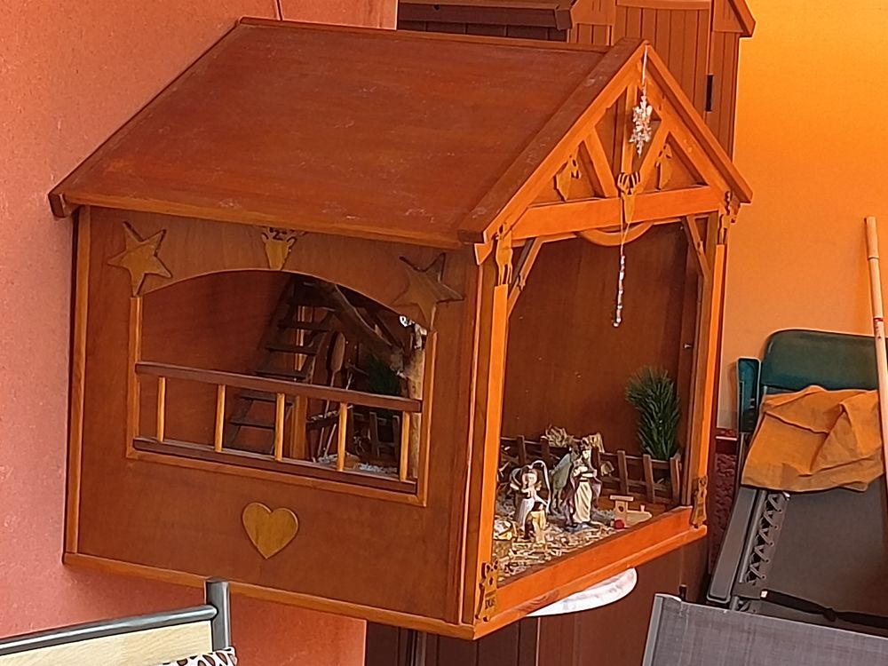 Grande cr&egrave;che d'&eacute;table en bois avec santon Décoration