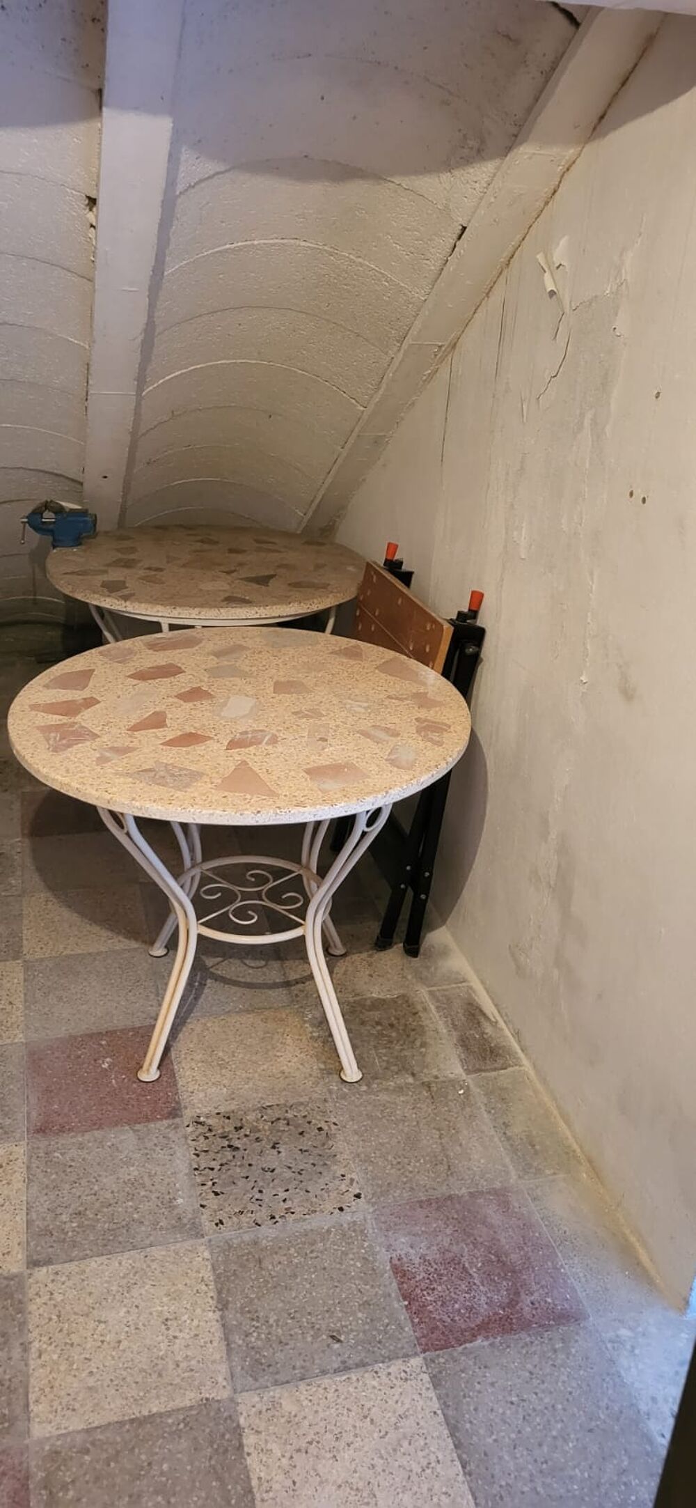 2 tables rondes en pierre mosa&iuml;que avec pieds en Fer Forg&eacute; Meubles