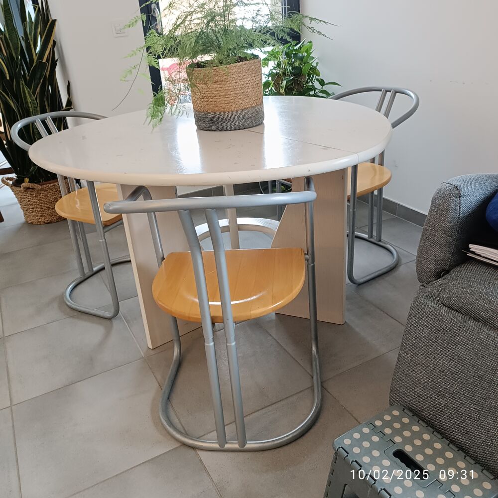 1 table et 3 chaises design Meubles