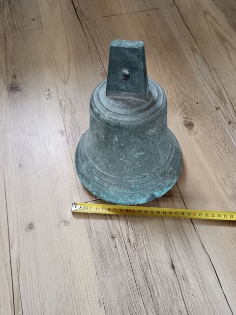 Cloche en bronze extérieur de manoir ou ancienne école Escalles (62)