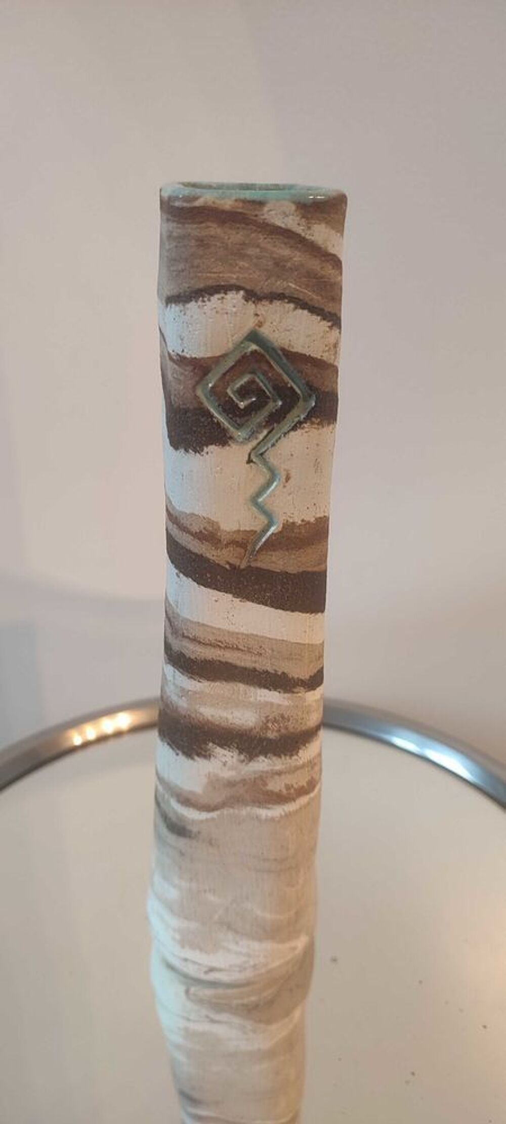 Vase en gr&egrave;s tourn&eacute; sign&eacute; &agrave; d&eacute;cor en relief 