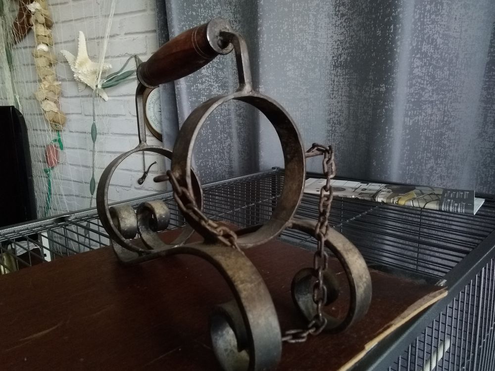 Ancien porte bouteilles en fer forg&eacute; Décoration