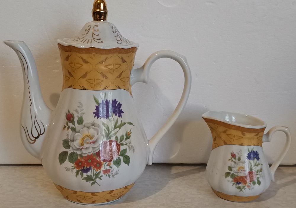 Ensemble Th&eacute;i&egrave;re cafeti&egrave;re dor&eacute; en porcelaine Floral et pot Décoration