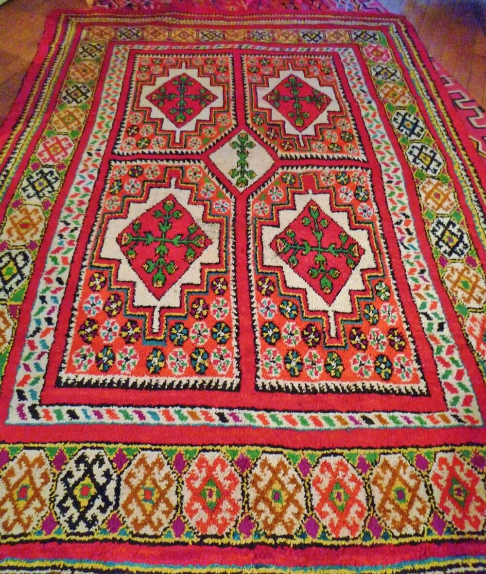Tapis en laine ancien fait main. Décoration