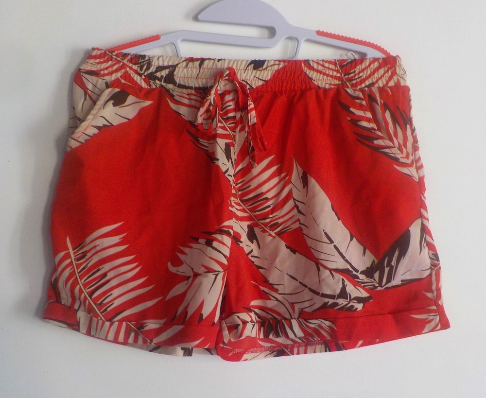 SHORT FEMME ROUGE DESSIN FEUILLES BEIGES ET MARRONS Vêtements