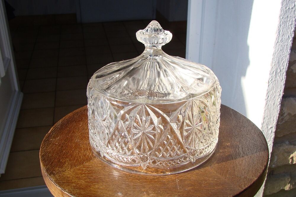 Ancienne cloche &agrave; fromage 
Décoration