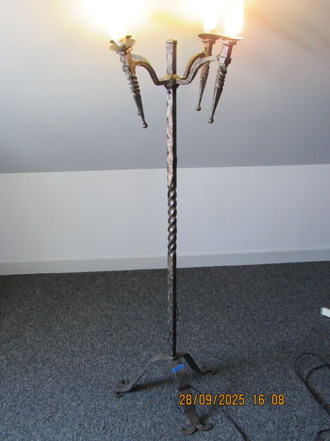 Un lampadaire en fer forgé Orléans (45)