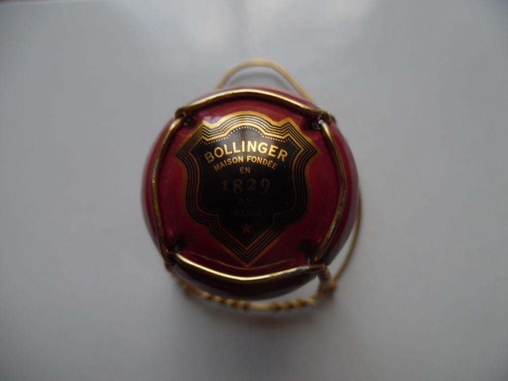 Champagne BOLLINGER "&eacute;cusson contour or". 