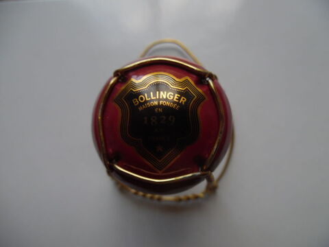 Champagne BOLLINGER  écusson contour or . 1 Plivot (51)