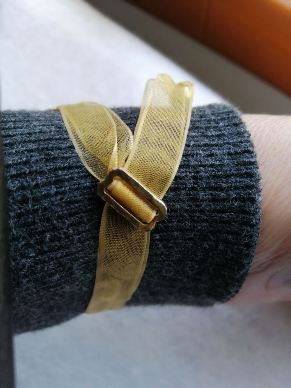 LOT DE 3 BRACELETS FANTAISIE AVEC TROUSSE "&nbsp;CLARINS&nbsp;" Bijoux et montres