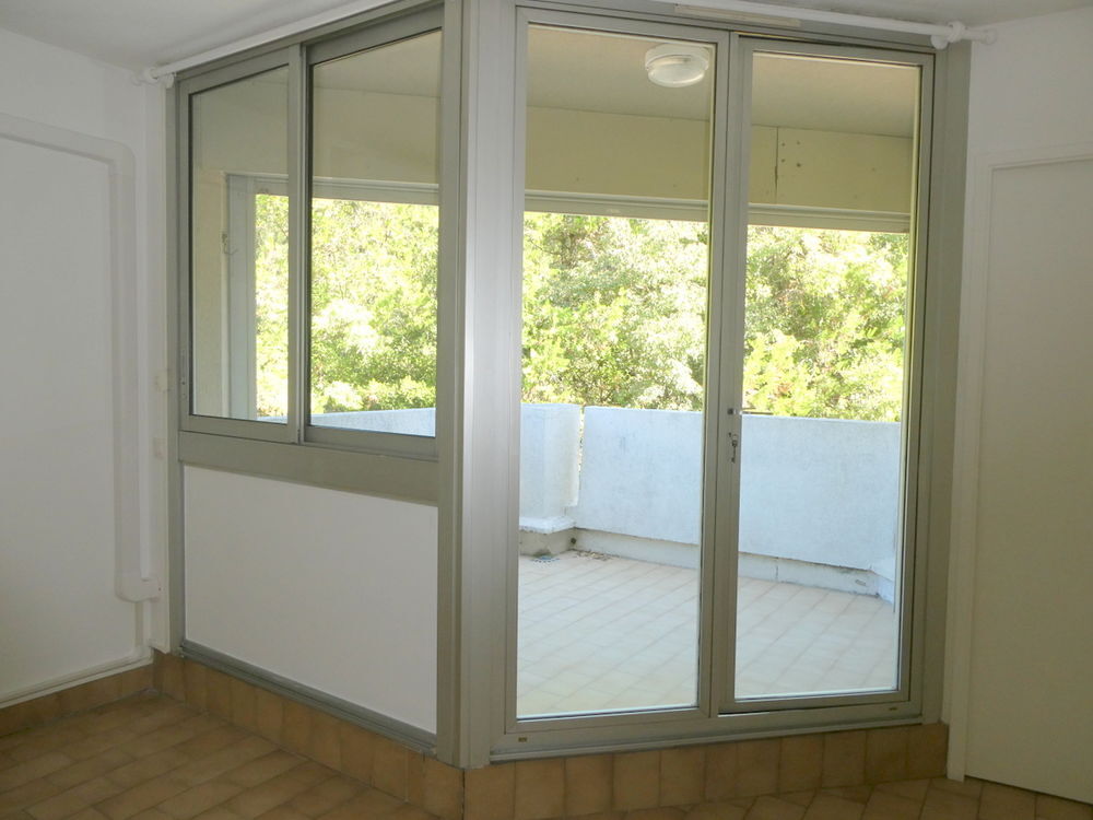 Location Appartement T1 de 33 m2 terrasse parking quartier Facultés Hopitaux Aiguelongue Montpellier