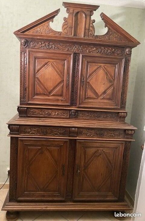 Superbe buffet 2 corps Louis XIII noyer et ch�ne
220 Saulieu (21)