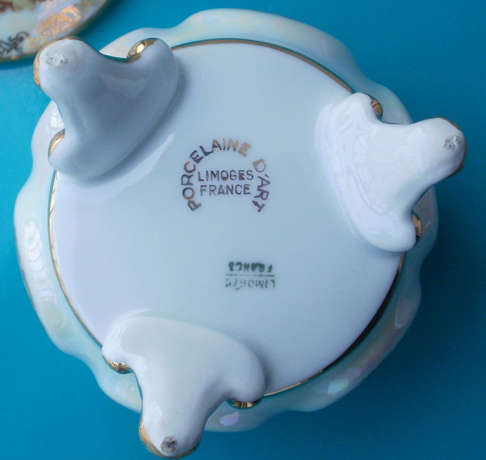 Boite ou bonbonni&egrave;re en porcelaine sur pied, sc&egrave;nes galantes Décoration