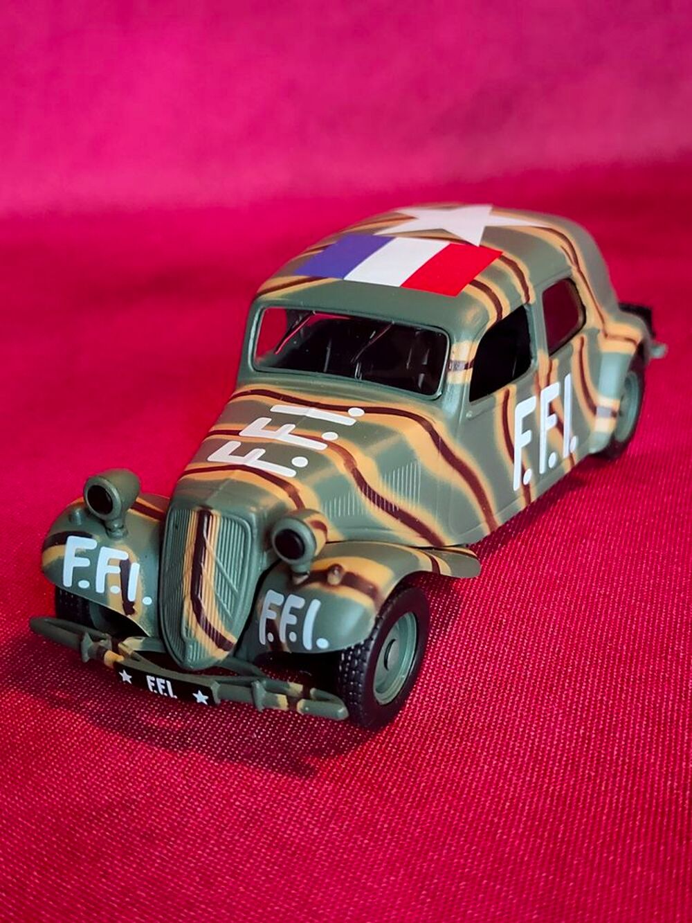 Voiture miniature Citro&euml;n traction militaire 
