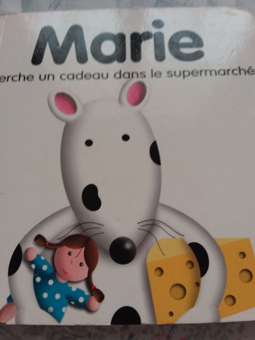 Marie cherche un cadeau dans le supermarch&eacute; Livres et BD