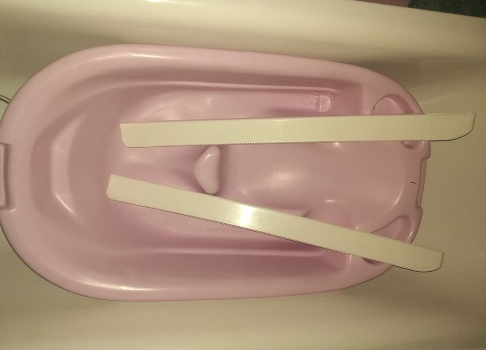 Baignoire BB ergonomique rose/lilas avec ses 2 supports Pu�riculture