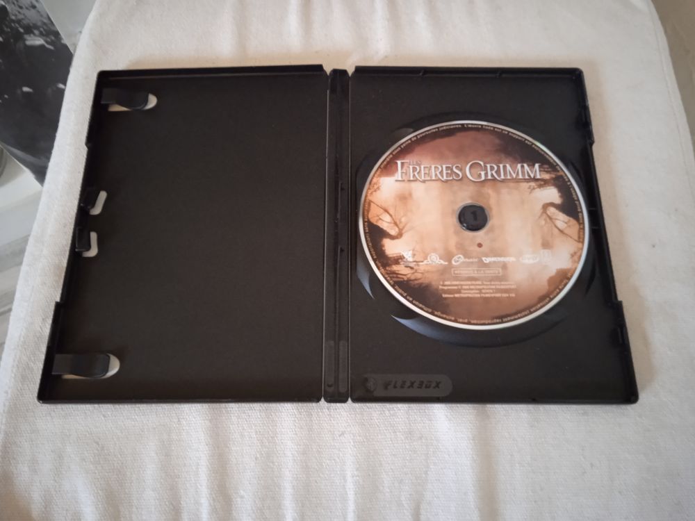 DVD Les Fr&egrave;res Grimm
2005
Excellent &eacute;tat
En Fran&ccedil;ais
Mult DVD et blu-ray