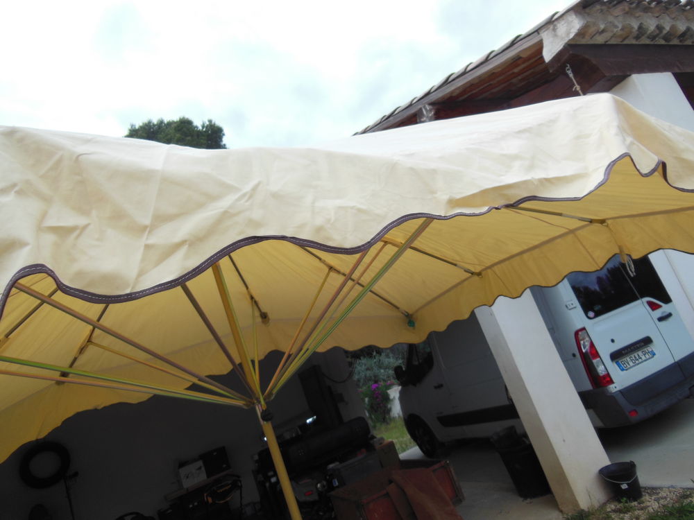 PARASOL DE MARCHE ETAT NEUF BEIGE Jardin