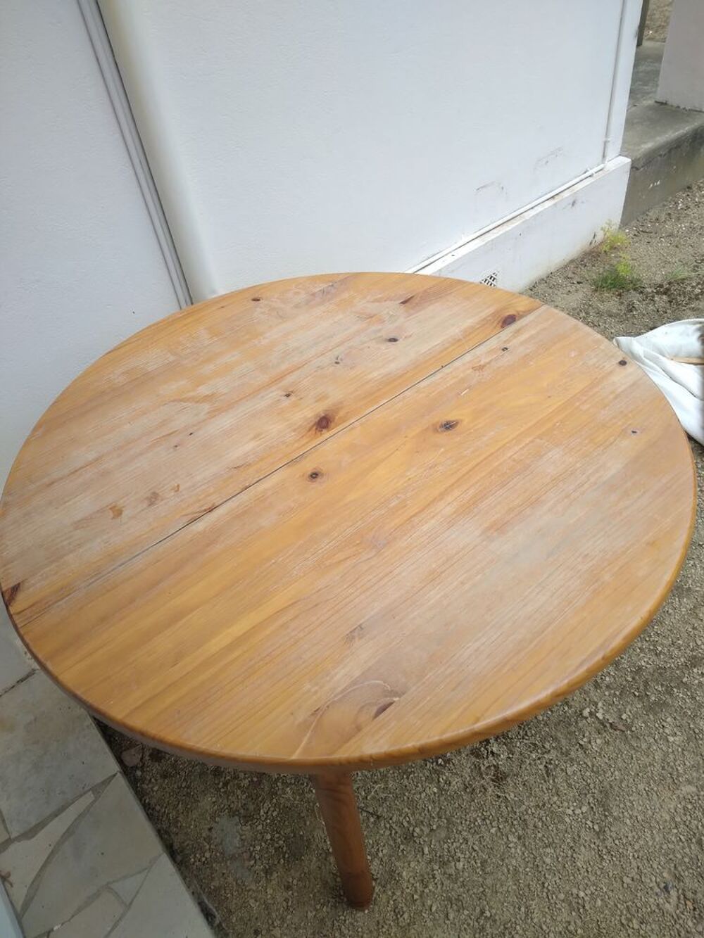 Table ronde en pin et ses 3 chaises Meubles