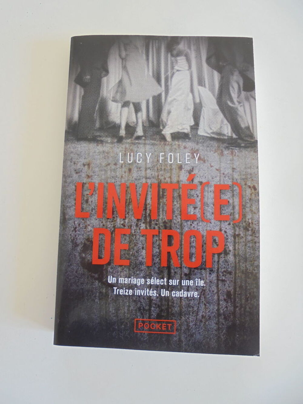 L'invit&eacute;(e) de trop (111) Livres et BD