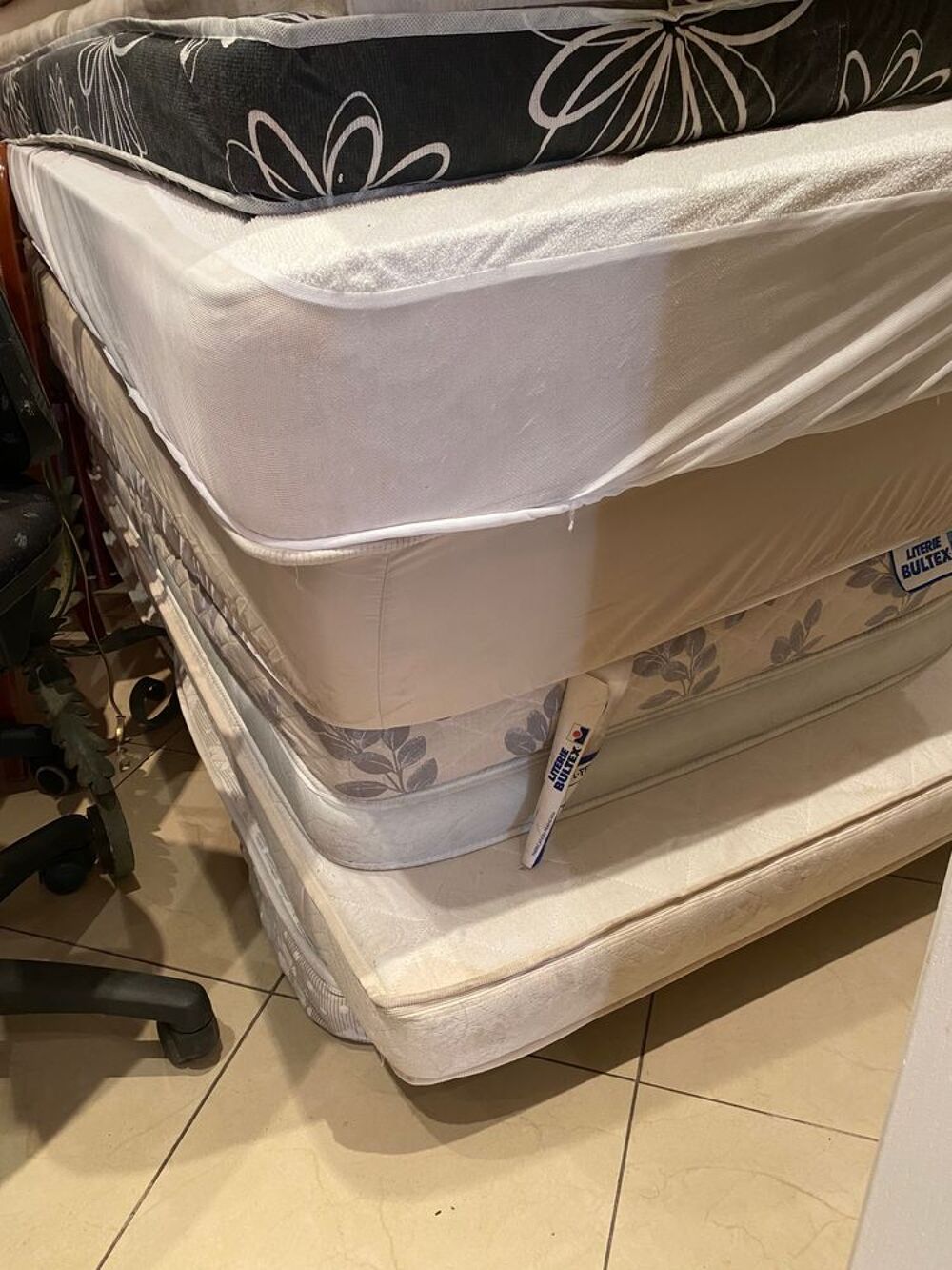 Matelas, tables, chaises,bibelots..... Décoration