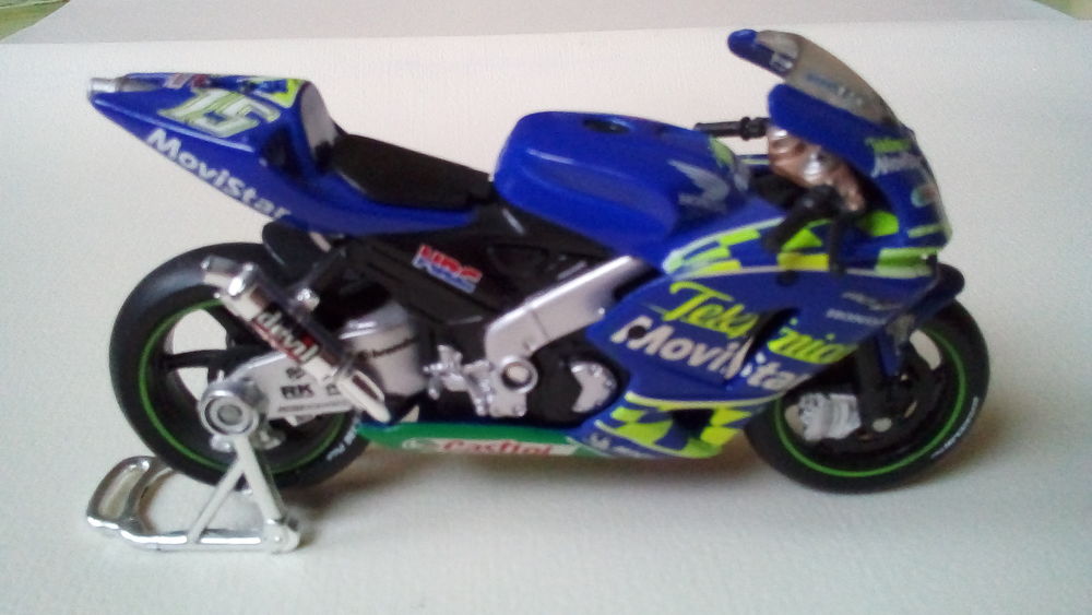 un lot de 2 moto gp de 2003 au 1/18 en tr&egrave;s bon &eacute;tats . 