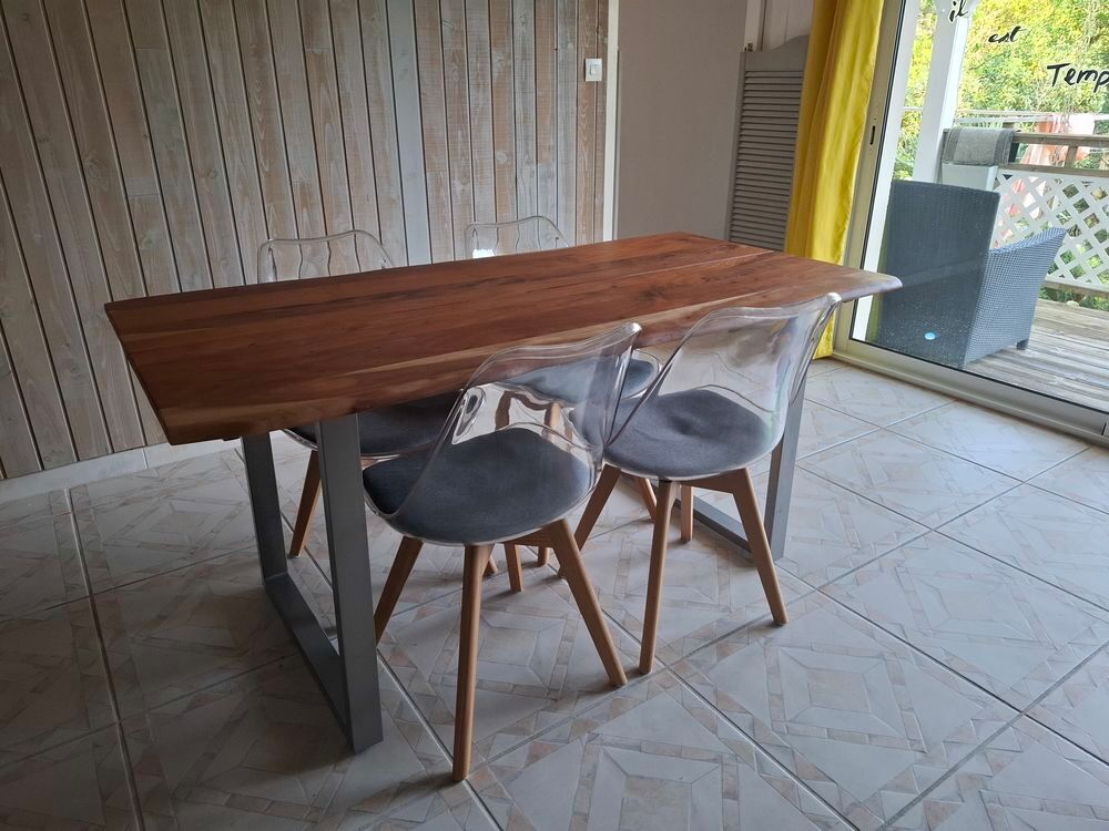 Table salle &agrave; manger. Plateau bois massif. Meubles