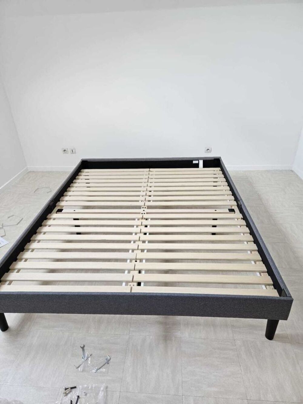 Lit 160x200 cm marque Emma ; matelas Emma Original Hybrid V2 160 x 200 + drap house + prot&egrave;ge matelas + oreillers + taies d'oreillers + couette Meubles