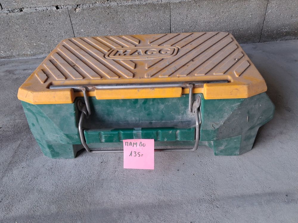 Mat&eacute;riel MACC divers
projecteurs, caisses, escabeaux Bricolage