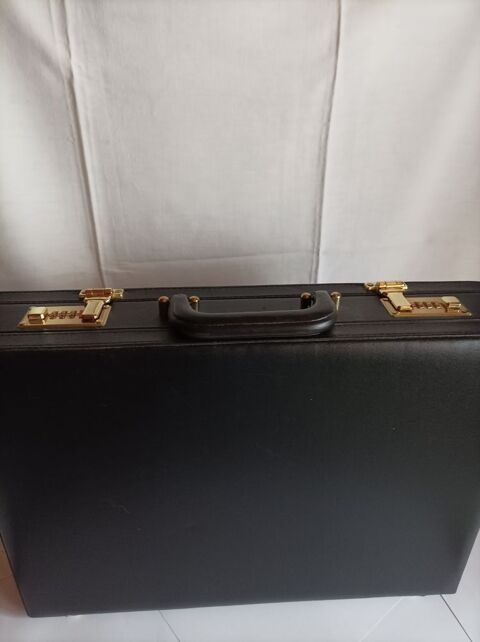 Attach� case cuir. 50 Villerupt (54)