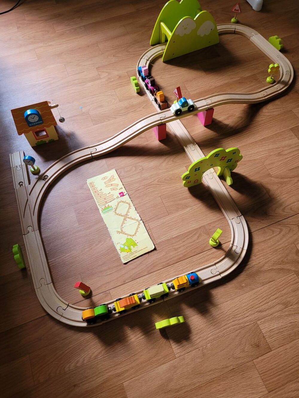 circuit train en bois avec d&eacute;cors Jeux / jouets