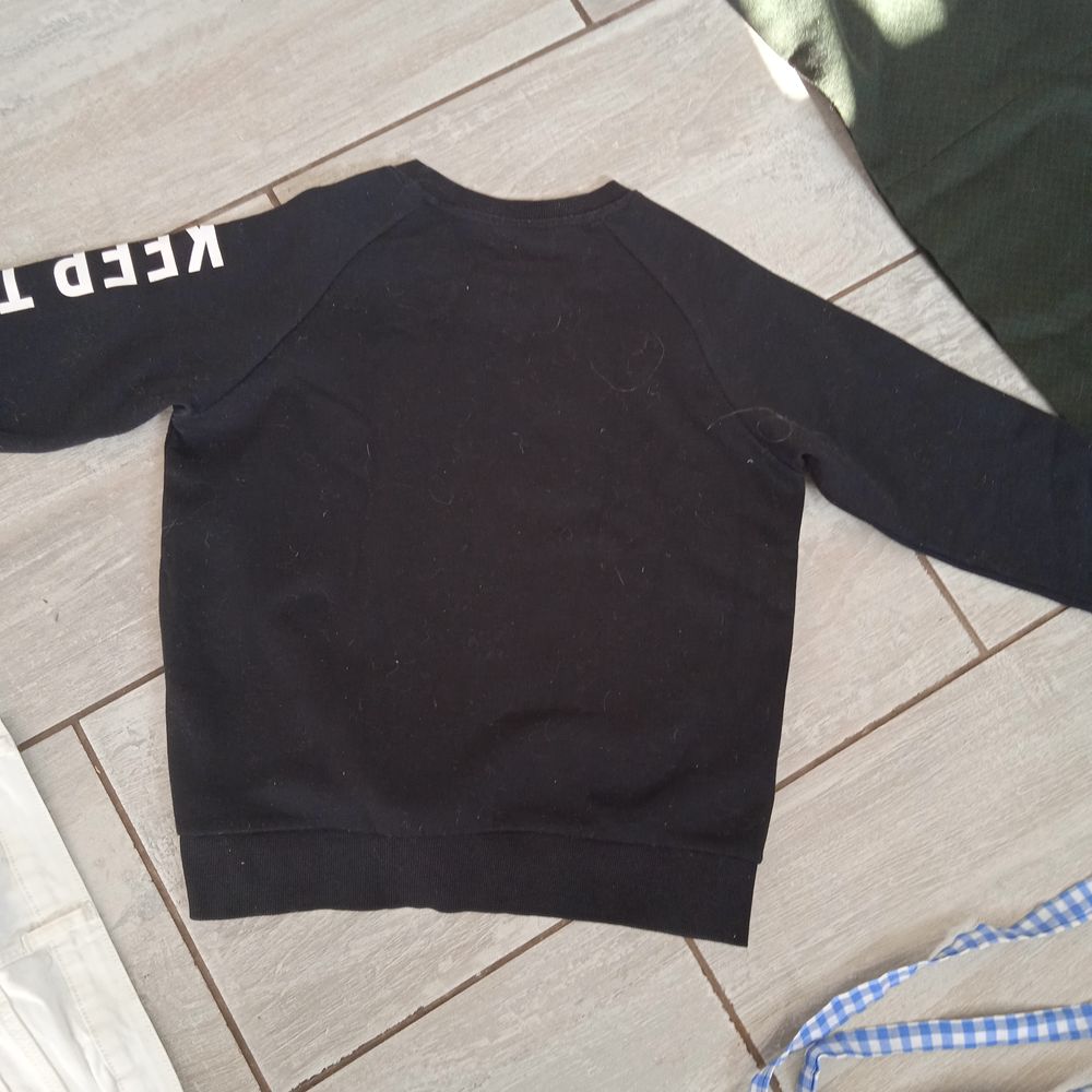 Sweat noir Taille S marque jennyfer imprim&eacute; sur la manche Vêtements
