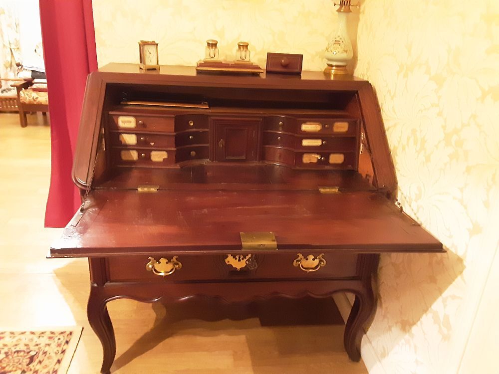 Commode-scriban Bordelaise acajou. Meubles