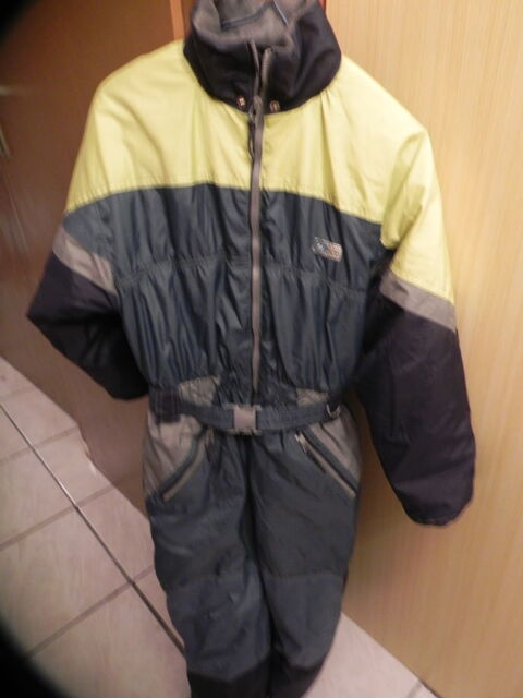 combinaison turquoise/jaune, taille 10 ans, avec capuche  22 Villars-les-Dombes (01)