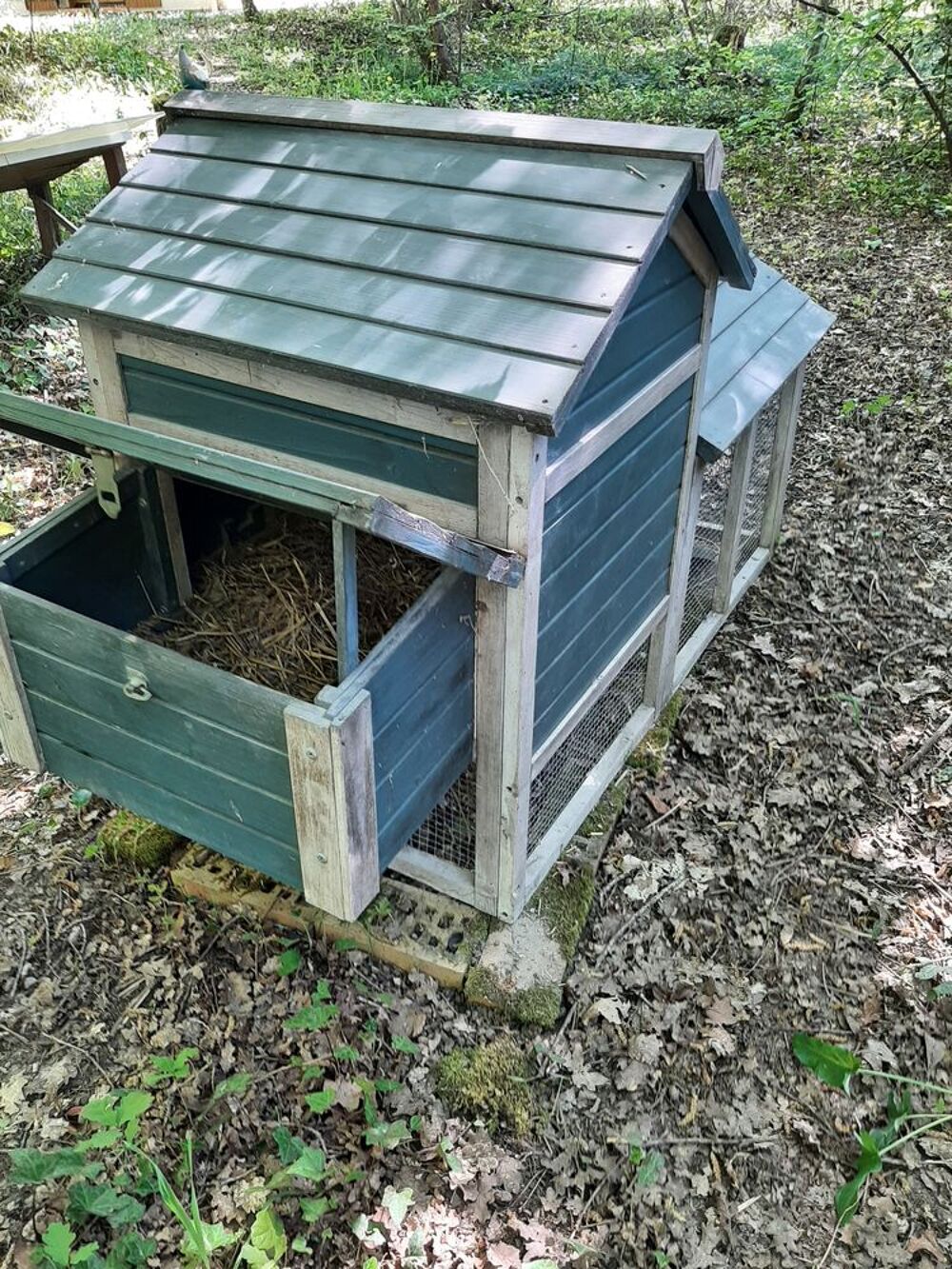  poulailler &agrave; restaurer. Jardin