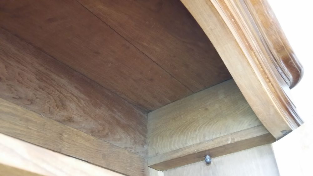 Armoire &agrave; glace &agrave; chapiteau d&eacute;cor&eacute; Meubles